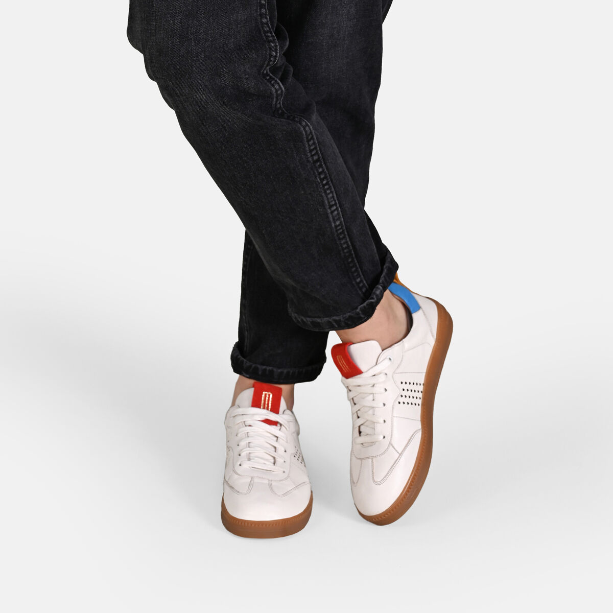 ODELIA Weiss mit Blau und Suede Rot
