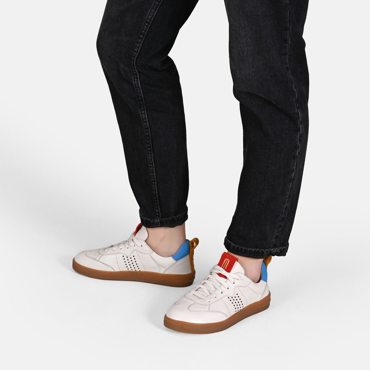 ODELIA Weiss mit Blau und Suede Rot
